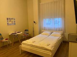 Апарт-отели Kastanimaja Apartments Тарту Двухместный номер с 1 кроватью или 2 отдельными кроватями и собственной ванной комнатой-1